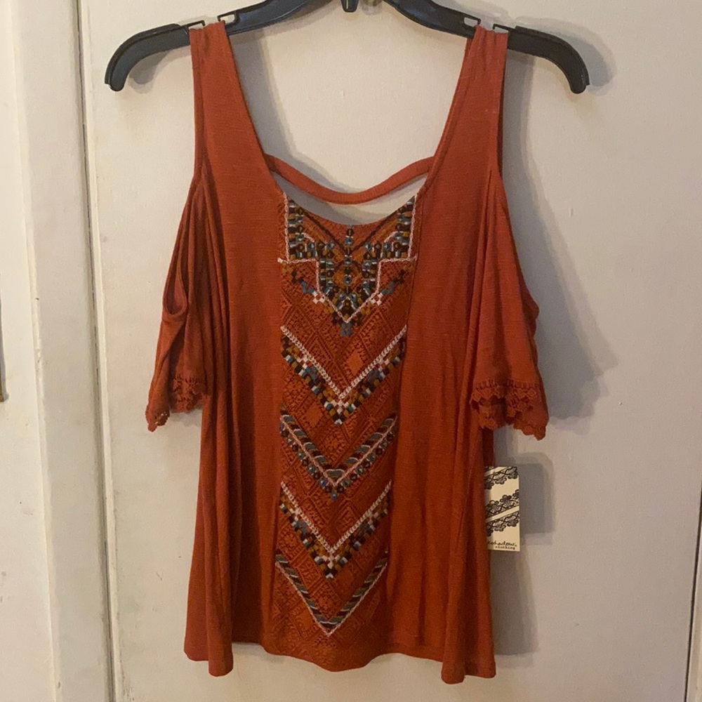 Cute top, bare shoulders with lace on the sleeves.